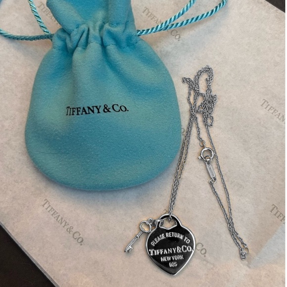 Authentic Tiffany & Co. Silver Heart Stamped Pendant and Key Necklace. - Picture 16 of 16
